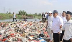 Pemkab Bekasi Buru Pelaku Pembuang Lautan Sampah di Kali CBL Babelan