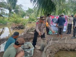 Polsek Hamparan Perak Dukung Ketahanan Pangan, Warga Terima Bibit Kepiting dan Ikan