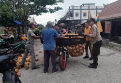 Aksi Cepat Polisi Kuala Kampar Bantu Ojek Kelapa dan Sampaikan Pesan Pilkada Damai