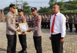 Polres Pringsewu Apresiasi Kinerja, Belasan Personel Terima Penghargaan