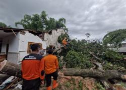 13 Rumah Rusak Usai Diterpa Angin Puting Beliung