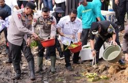 Pj Bahtiar Bersama Kapolda Sulbar Tebar Bibit Kepiting di Mako Brimob