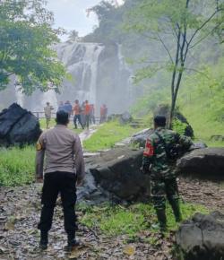 Polisi dan TNI bersama BPBD Way Kanan lakukan Pencarian Pria Tua yang Diduga Hanyut di Kali Tangkas