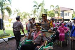 Purnawira Anggota Polri dan Wredatama PNS Polri Diarak dengan Becak