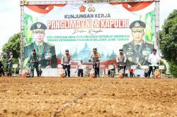 Dukung Ketahanan Pangan, Kapolri dan Panglima TNI Tanam Jagung di Tembalang