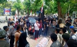 Diduga Kongkalikong dengan Paslon Tunggal, KPU dan Bawaslu Kota Pasuruan Didemo