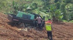 Mobil Pickup Masuk Jurang di Banjarwangi, Polisi Lakukan Evakuasi