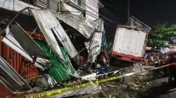 Truk Aki di Ngaliyan Tabrak Sejumlah Kendaraan dan Warung, Diduga Karena Rem Blong