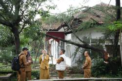 Sekda  Herman Tinjau Dampak Bencana Hujan Angin di Kota Cimahi