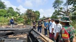 Anggota DPRD Garut Bantu Ringankan Beban Korban Kebakaran di Bungbulang