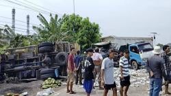 Dumptruk Tronton Tabrak Dua Kendaraan di Pantura Subang, Sopir dan Penumpang Terluka