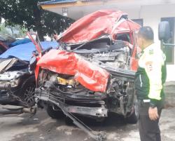 Microbus Travel Tabrak Truk Molen di Tol Cipularang, 2 Tewas 8 Luka