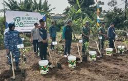 Dukung Pelestarian Lingkungan, Personel Lanud Husein Sastranegara Ikut Kegiatan Bandung Menanam