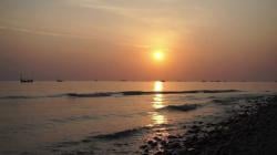 Berburu Exotisme Sunrise di Pantai Sumur Pawon Tuban