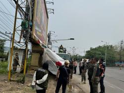 Jelang Pencoblosan, Bawaslu Gresik Serentak Tertibkan Ribuan Alat Peraga Kampanye