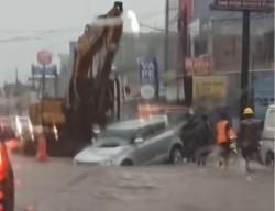 Akibat Hujan Deras 1 Mobil Terperosok ke Lubang Galian di Jalan Raya Jatiwaringin Bekasi