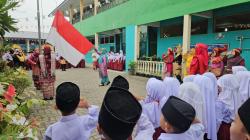 Guru Madrasah Ibtidaiyah Al-Hidayah Kenakan Pakaian Adat Rayakan Hari Guru