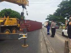 Seruduk Pagar Rumah Warga, Truk Kontainer Terguling di Jalur Pantura Indramayu