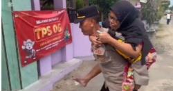 Kapolsek Ngimbang Gendong Lansia ke TPS