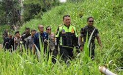 Jalan Kaki Susuri Sawah, Kapolres Bondowoso Pantau Kondusifitas Pilkada