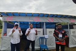 Gunakan Hak Pilih di TPS 001 Kampung Yakonde Alpius Toam Optimis Menang