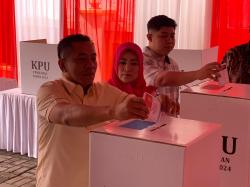 Bersama Istri dan Anak, Cabup Aep Salurkan Hak Suara di TPS 16 Anggadita