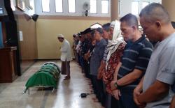 Sebelum Nyoblos Cabup Ciamis Herdiat Sunarya Sempatkan Salat Jenazah