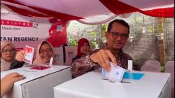 Cabup Garut Helmi Budiman Bersama Istri Salurkan Hak Pilihnya di TPS 10 Intan Regency