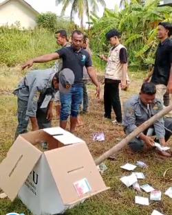 Tragis ,Kotak Suara Diobrak-abrik Kertas Suara Yang Sudah Dicoblos Berhamburan Pelaku Diamankan