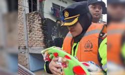 Kapolsek Medan Kota Evakuasi Bayi dan Ibu yang Terjebak Banjir di Kecamatan Medan Maimun