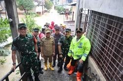 Pangdam I/BB Bersama Forkopimda Sumut Meninjau TPS dan Rumah Warga Terdampak Banjir