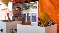 Didampingi Istri, Calon Wali Kota Samarinda Andi Harun Nyoblos di TPS 008