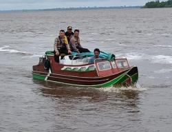 Ini yang Dilakukan Polisi Teluk Meranti Kawal Pergeseran Logistik Pilkada Melalui Perairan