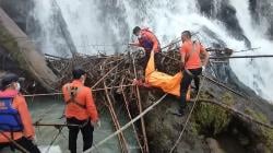 Seminggu Lebih Hilang, BPBD Way Kanan Evakuasi Jenasah Pria Tua yang Hanyut di Air Tangkas Kasui