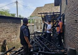 Diduga Korsleting Listrik, Dua Rumah Warga Hangus Terbakar