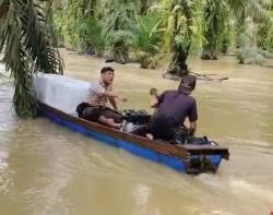 Melawan Arus Deras TNI Polr Kawal Logistik Pilkada di Wilayah Banjir di Kunto Darussalam