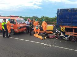 Warga Jombang Tabrak Truk Mogok di Flyover, Motor Ringsek Satu Orang Tewas di Tempat