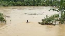 Aksi Heroik, Polisi di Deliserdang  Selamatkan Lansia Terjebak Banjir