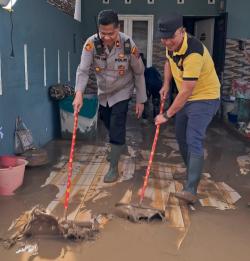 Camat Patumbak Ajak Warga Gotong Royong Bersihkan Lumpur Pasca Banjir