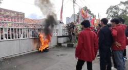 Demo Mahasiswa IMM Diwarnai Aksi Bakar Ban Bekas di Kantor KPU Kuningan