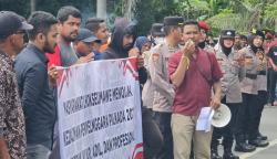 Petugas Gabungan TNI/Polri Kawal Aksi Demo Tuntut PSU di Lhokseumawe