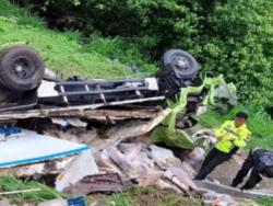 Truk Boks Bermuatan Frozen Food Nyelonong Hantam Rumah di Gondosuli, Supir Penumpang Luka