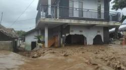 Puluhan Pemotor Dorong Motor karena Mogok, Akibat Banjir di Bandung