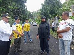 Bupati Ipuk Turun Langsung Sidak Jalan Rusak di Muncar, Warga Banyuwangi Sambut Antusias