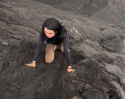 Viral Aksi Nekat Wanita Naik Gunung Dukono Saat Erupsi, Sukses Raup Hujatan Netizen