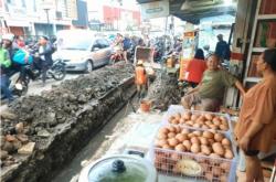 Proyek Drainase Stasiun Pondok Ranji Tangsel Bahayakan Pengguna Jalan dan Sebabkan Kemacetan Parah