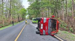 Bus Elf Angkut 17 Pelajar SMA Terbalik di Hutan Baluran Situbondo