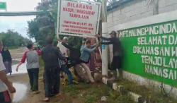 Demo di Gerbang Tenjolaya, Mata Dewa : Tanah Negara Diklaim Milik PT MII, Berikan untuk Rakyat