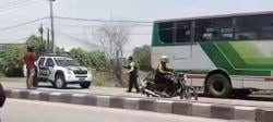 Tak Sempat Menghindar, Sepeda Motor Menabrak Bagian Belakang Bus Hino di Pantura Gresik