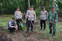 Kapolres Pidie Jaya Dukung Penanaman 1000 Pohon Kelapa di Lahan Wakaf